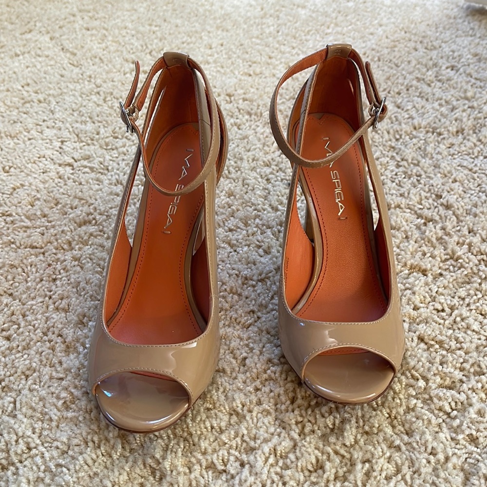 Dress shoes in Nude.  Size 6. Never Worn.